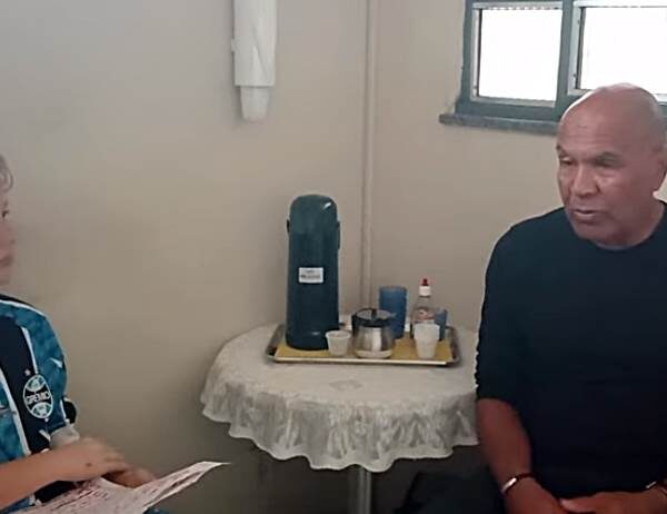 Criança de 12 anos dá show ao entrevistar o craque leopoldinense Zequinha