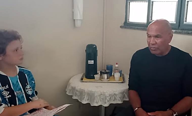Criança de 12 anos dá show ao entrevistar o craque leopoldinense Zequinha
