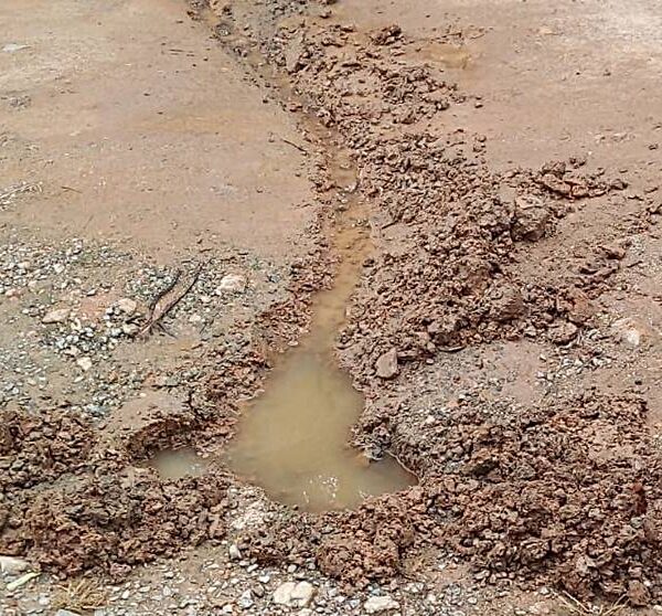 Esgoto a céu aberto incomoda moradores do Bairro Fortaleza há três semanas