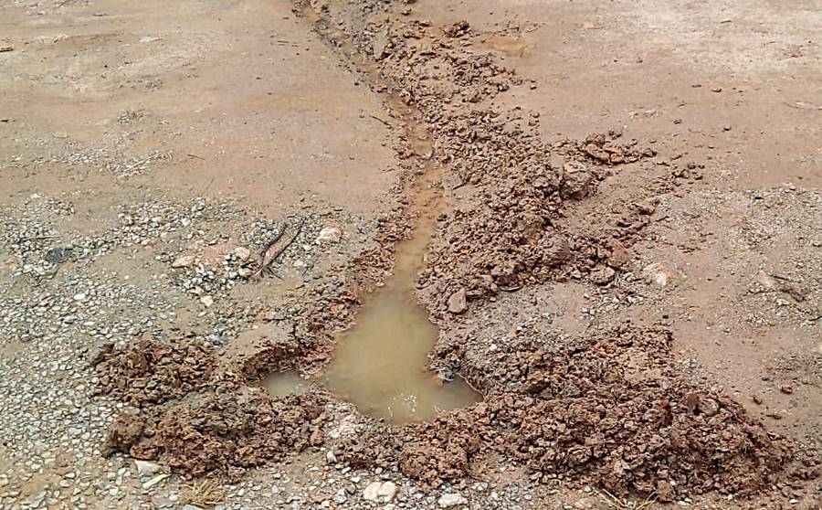 Esgoto a céu aberto incomoda moradores do Bairro Fortaleza há três semanas