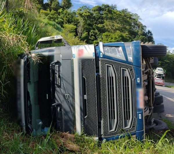 Carreta tomba na BR-116 em Leopoldina e motorista sai ileso