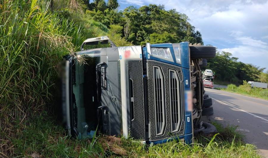 Carreta tomba na BR-116 em Leopoldina e motorista sai ileso