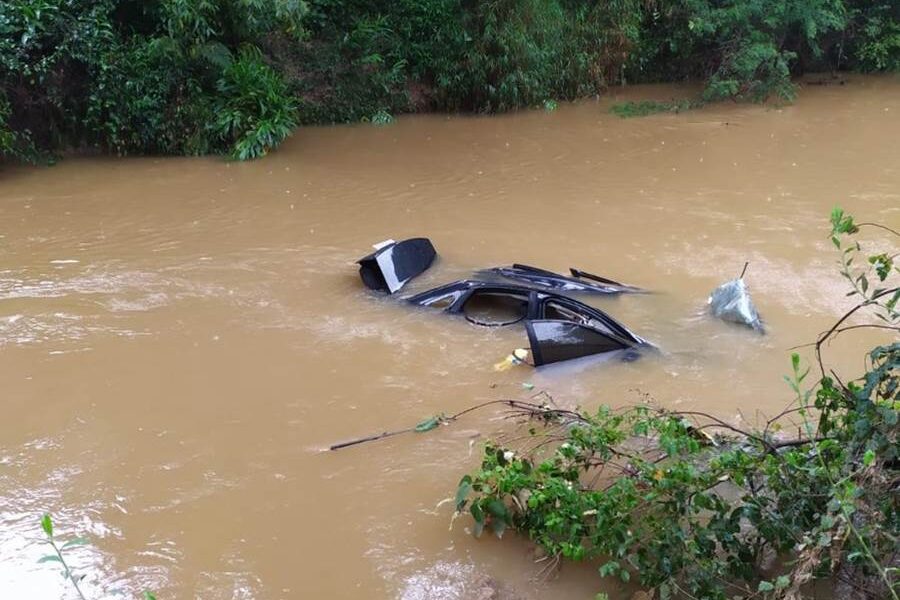 Criança de 3 anos e pai morrem após carro cair de ponte em São João del Rei