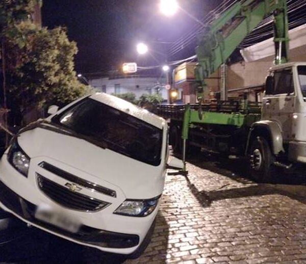 Carro vai parar em cima de outro após motorista passar mal em Leopoldina