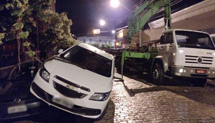 Carro vai parar em cima de outro após motorista passar mal em Leopoldina