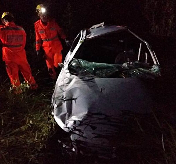 Motorista fica ferido em capotamento no perímetro urbano da BR-116 em Leopoldina