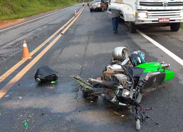 Motociclista morre após bater de frente com carro entre Leopoldina e Além Paraíba