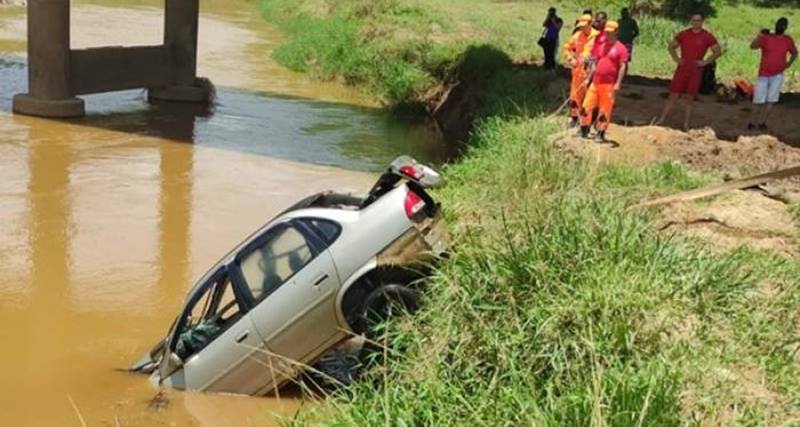 Passageiro morre após carro cair de ponte na BR-116 em Muriaé