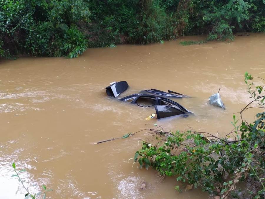 Criança de 3 anos e pai morrem após carro cair de ponte em São João del Rei
