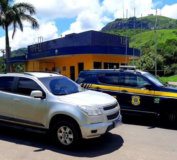 Caminhonete roubada na Bahia é recuperada pela PRF em Leopoldina