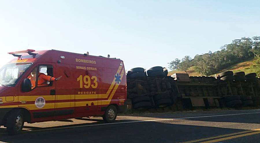 Carreta carregada com polietileno tomba na BR-116 em Leopoldina