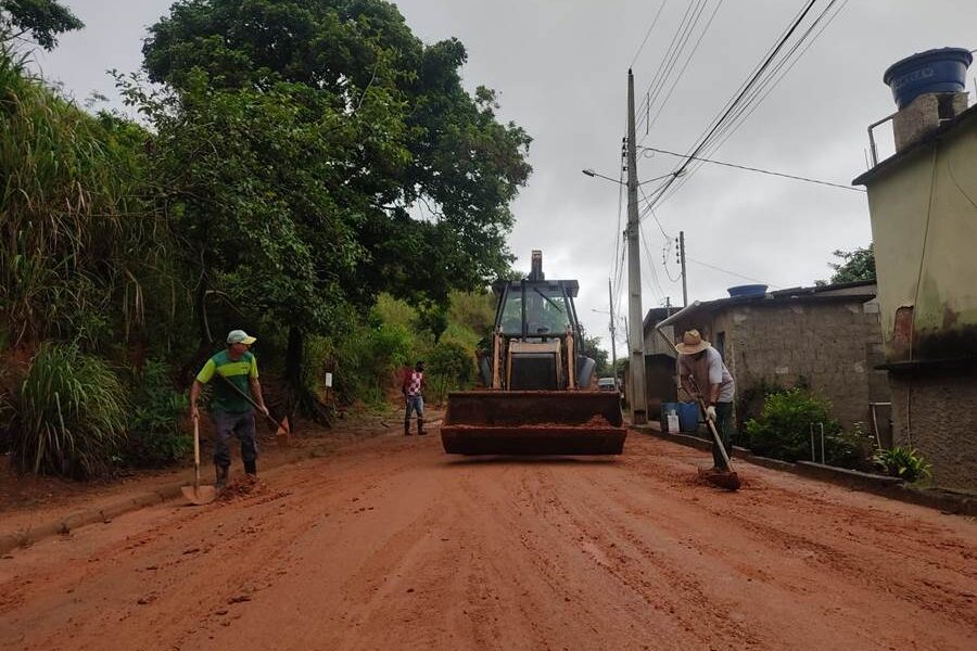 Prefeitura de Leopoldina faz limpeza de ruas tomadas por lama após forte chuva
