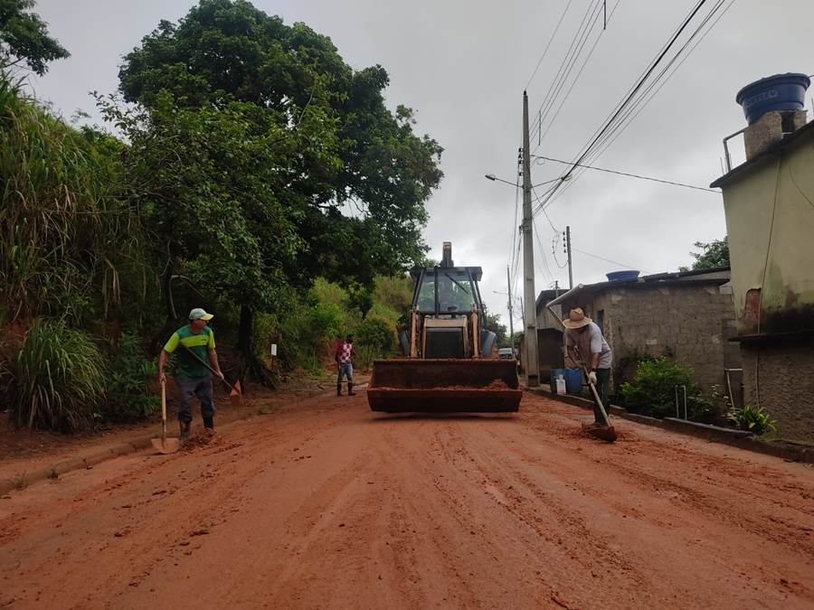 Prefeitura de Leopoldina faz limpeza de ruas tomadas por lama após forte chuva