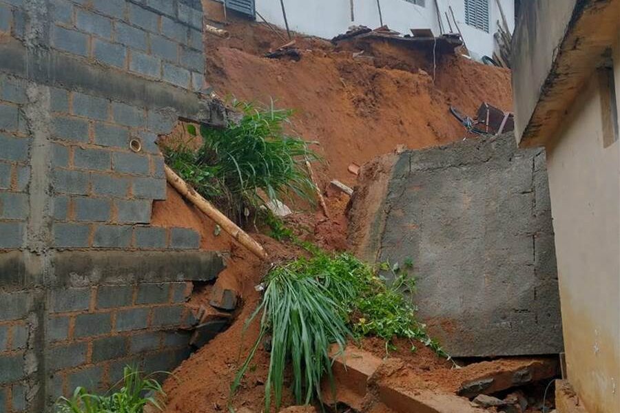 Deslizamento de encostas deixam 7 pessoas desalojadas em Leopoldina e Argirita