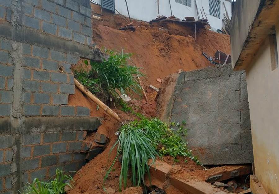 Deslizamento de encostas deixam 7 pessoas desalojadas em Leopoldina e Argirita