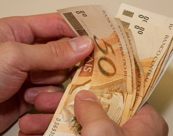 Salário mínimo de R$ 1.412 passa a valer a partir desta segunda-feira