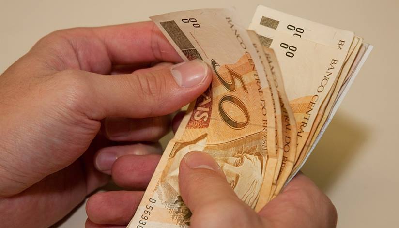 Salário mínimo de R$ 1.412 passa a valer a partir desta segunda-feira