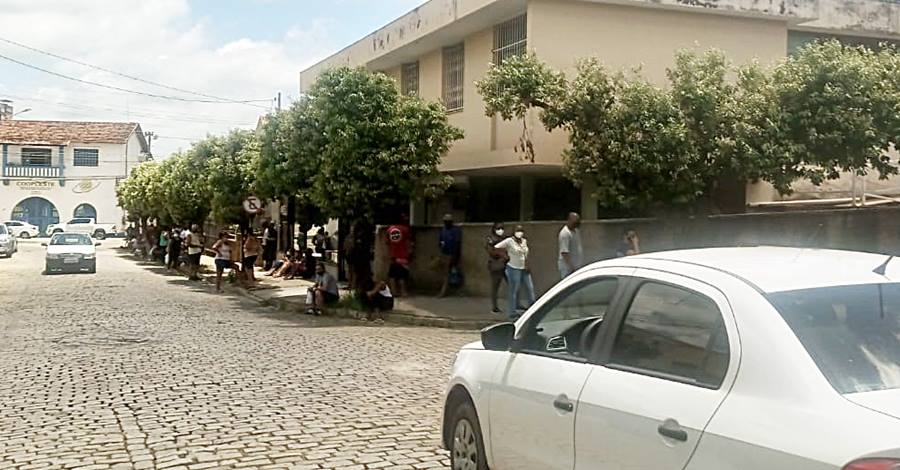 Moradores enfrentam fila para atendimento no Centro de Referência à Covid de Leopoldina