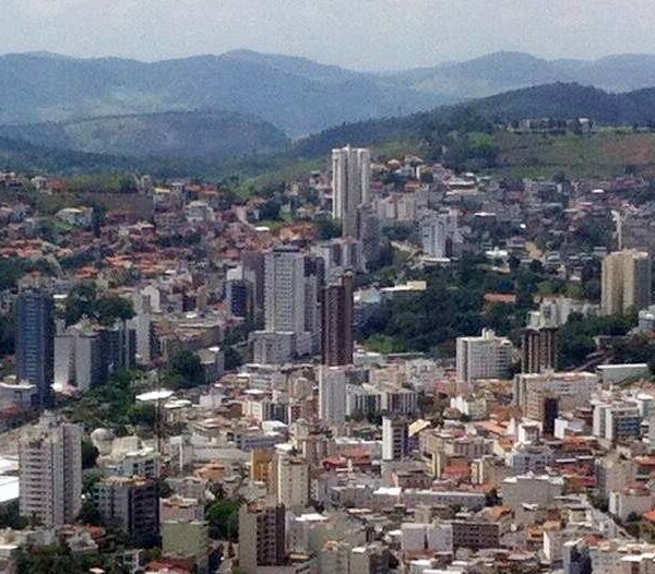 Suspeita de torturar filho de 4 meses é agredida por populares e acaba presa em JF