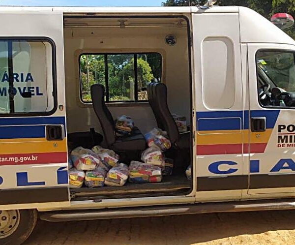 Ação conjunta doa cestas de alimentos para famílias atingidas pela enchente em Cataguases