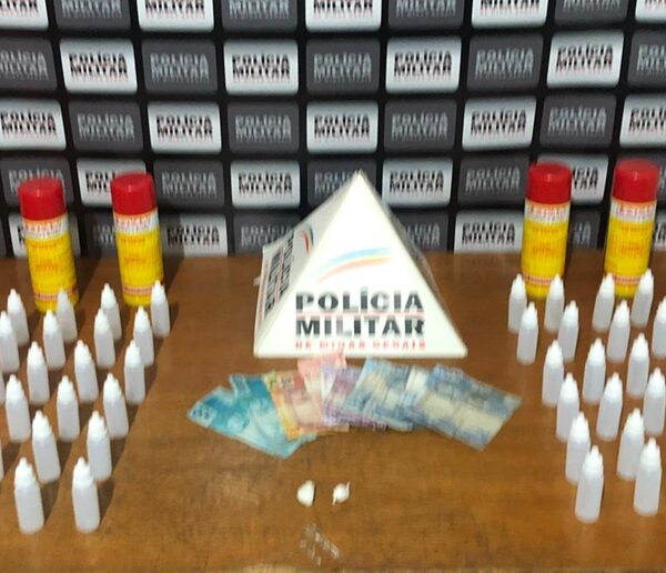 PM apreende droga e material usado no tráfico em Recreio