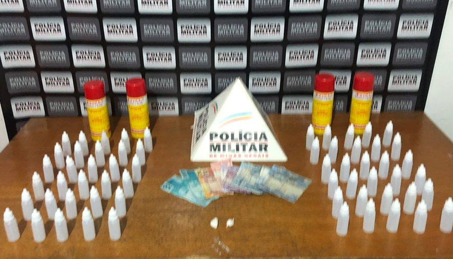 PM apreende droga e material usado no tráfico em Recreio