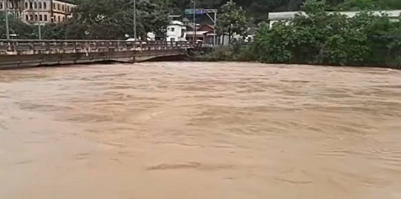 Rio Piranga em Ponte Nova já está 15% acima do nível de transbordamento