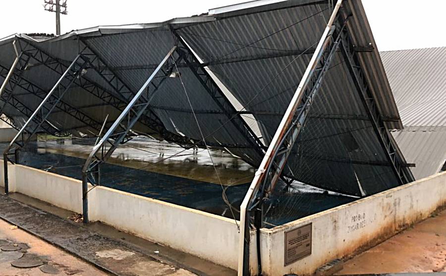 Cobertura de quadra desaba durante tempestade em Cataguases