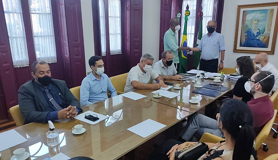 Prefeitura apresenta proposta de aumento salarial para servidores públicos municipais em Leopoldina