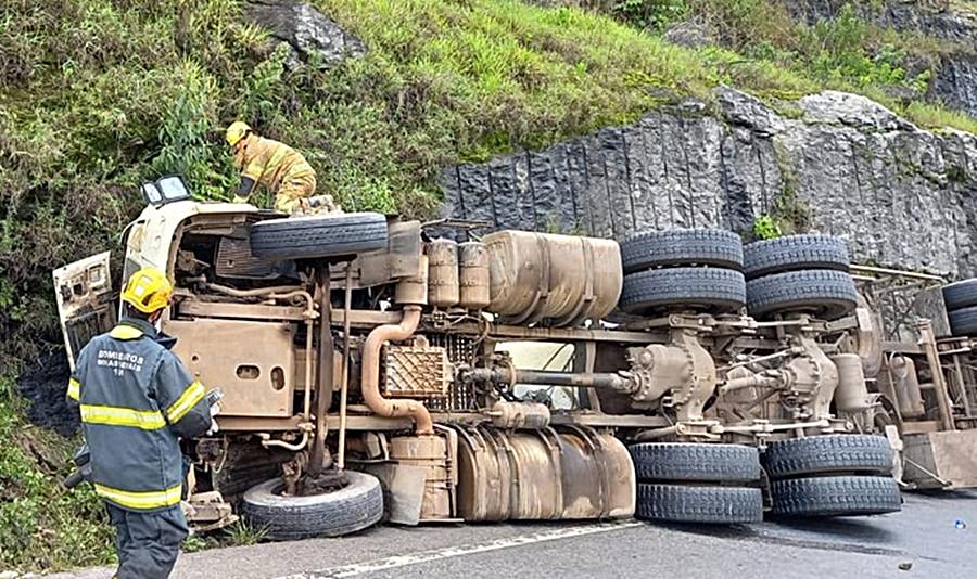 Carreta tomba na BR-265 em Barbacena e motorista fica preso às ferragens