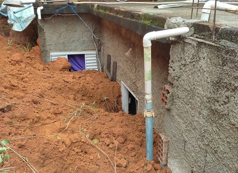Prefeitura de Leopoldina interdita casa após deslizamento no distrito de Ribeiro Junqueira