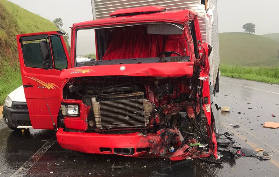Colisão entre caminhão e carreta deixa um ferido na Serra da Vileta em Leopoldina