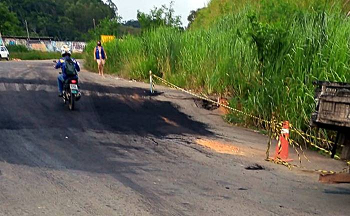 DEER-MG faz novo serviço emergencial em trecho da MG-447 em Cataguases