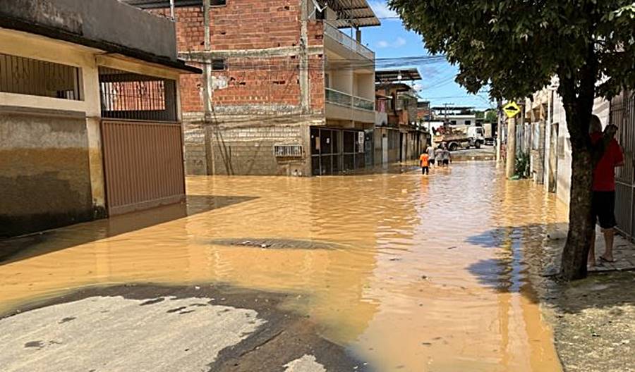 Rio Pomba já inunda algumas ruas de Cataguases
