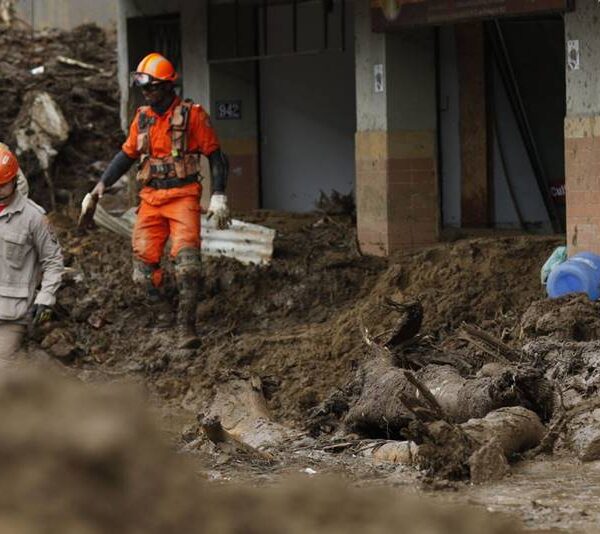 Bombeiros atualizam número de mortos em Petrópolis para 176