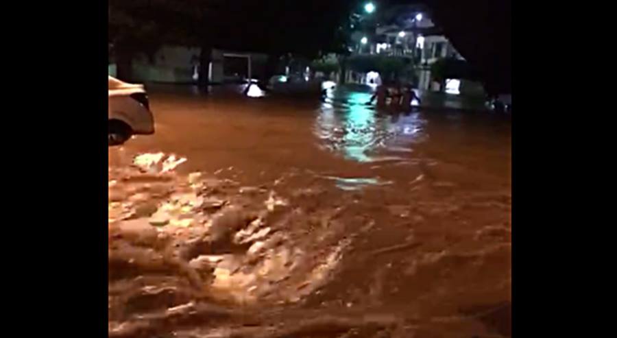 Forte temporal alaga ruas e causa estragos no distrito de Ribeiro Junqueira em Leopoldina