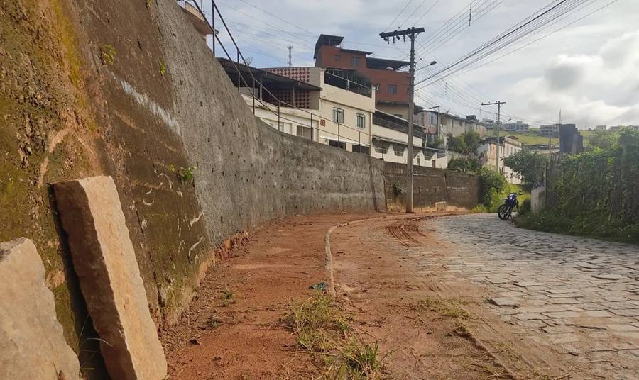 Prefeitura de Leopoldina conclui muro no bairro Alto do Cemitério