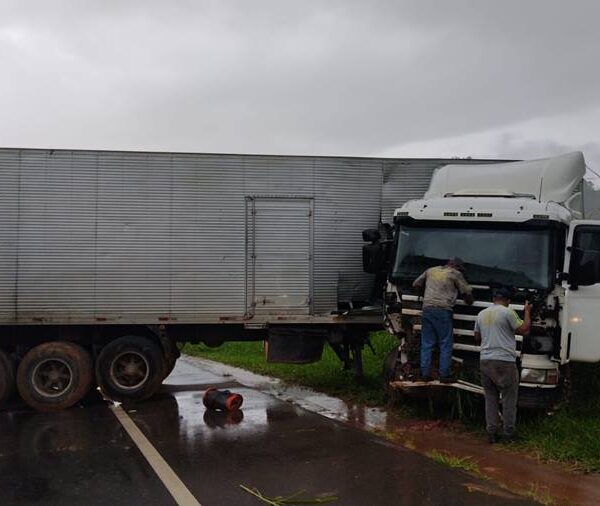 Motorista perde controle e carreta atravessa pista da BR-116 em Leopoldina
