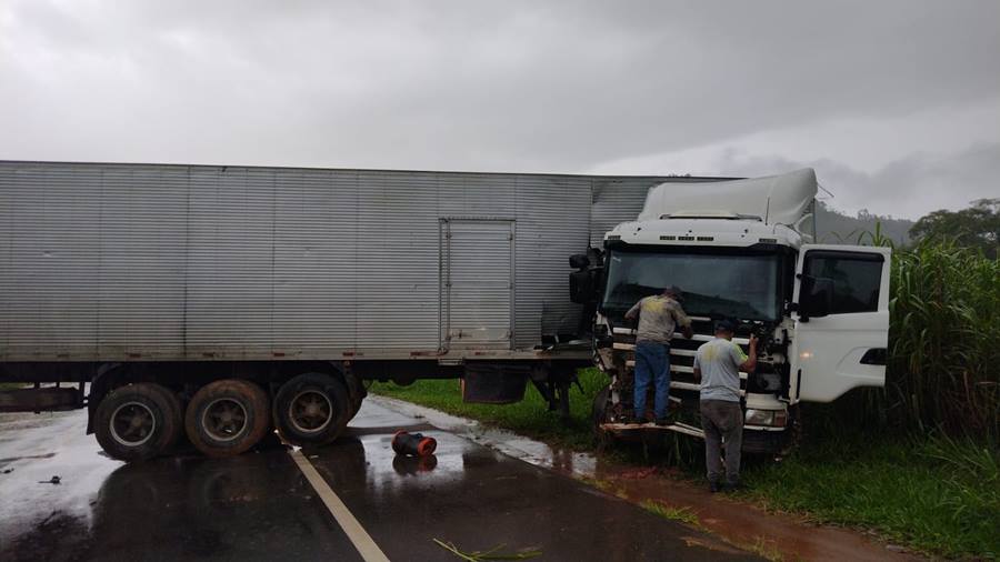 Motorista perde controle e carreta atravessa pista da BR-116 em Leopoldina