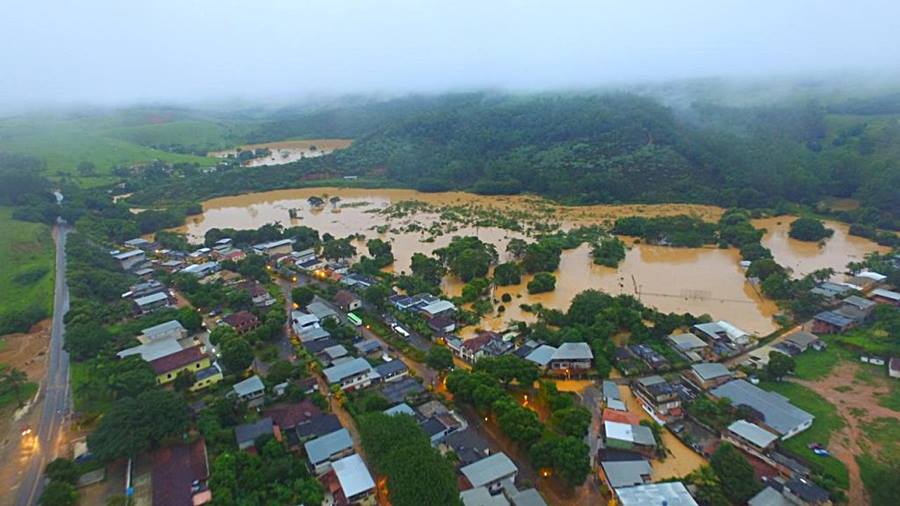 Ribeirão transborda e afeta bairros e distrito de Cataguases