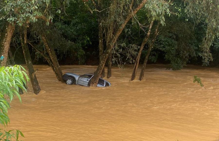 Mulher morre após carro ser arrastado durante enchente na zona rural de Cataguases
