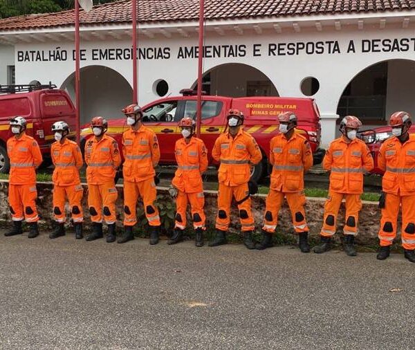 Corpo de Bombeiros de Minas envia reforço para equipes de resgate em Petrópolis