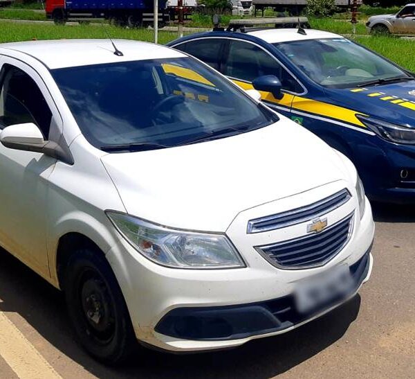 Carro roubado em Brasília é recuperado pela PRF em Leopoldina