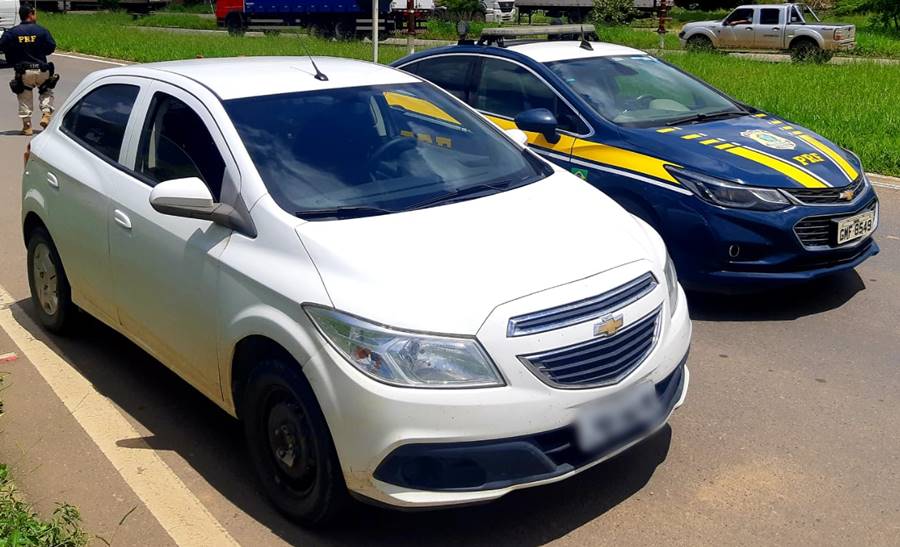 Carro roubado em Brasília é recuperado pela PRF em Leopoldina