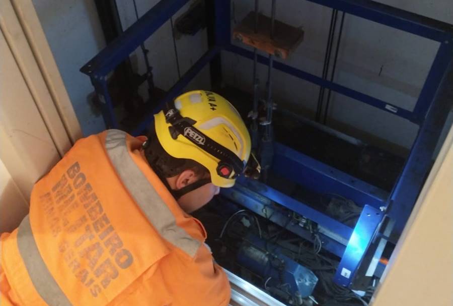 Corpo de Bombeiros retira jovem que ficou presa em elevador em Leopoldina