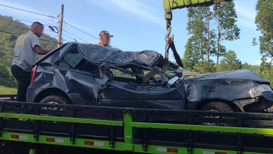 Carro bate em árvore e deixa dois feridos em Leopoldina