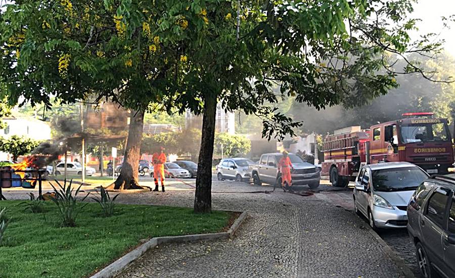 Fogo em lixeiras na Praça Félix Martins mobiliza bombeiros de Leopoldina