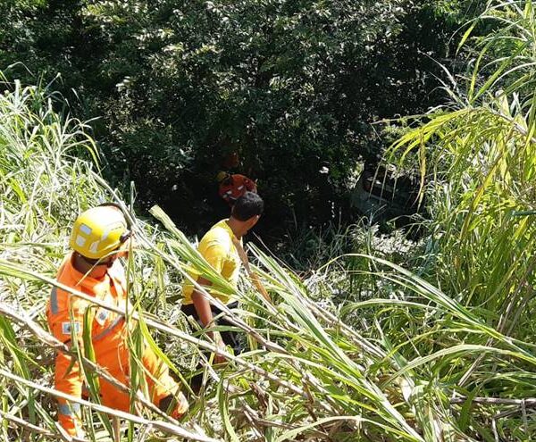 Carro cai em ribanceira de 25 metros próximo ao trevo do Alto de Cemitério em Leopoldina