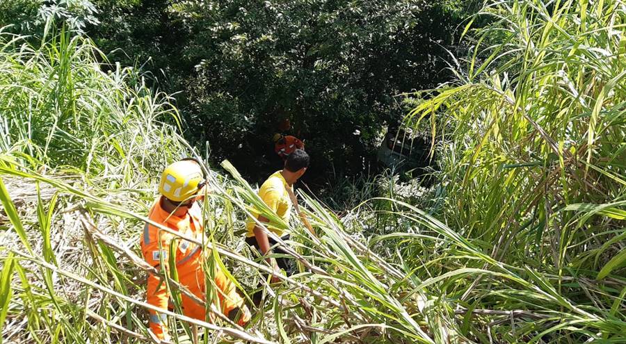Carro cai em ribanceira de 25 metros próximo ao trevo do Alto de Cemitério em Leopoldina