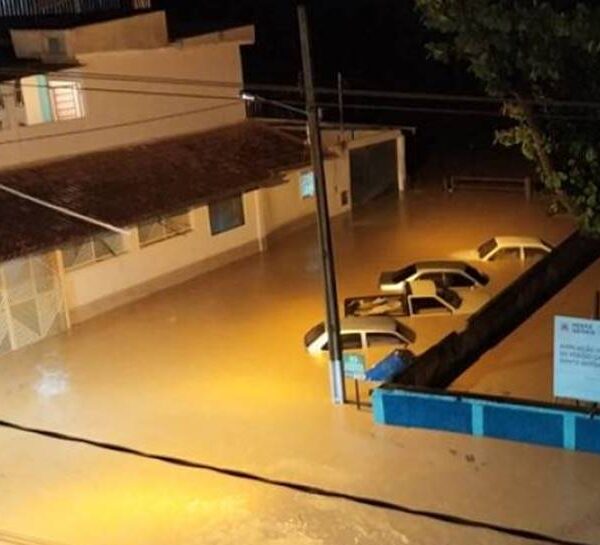 Forte chuva causa alagamentos em Miraí